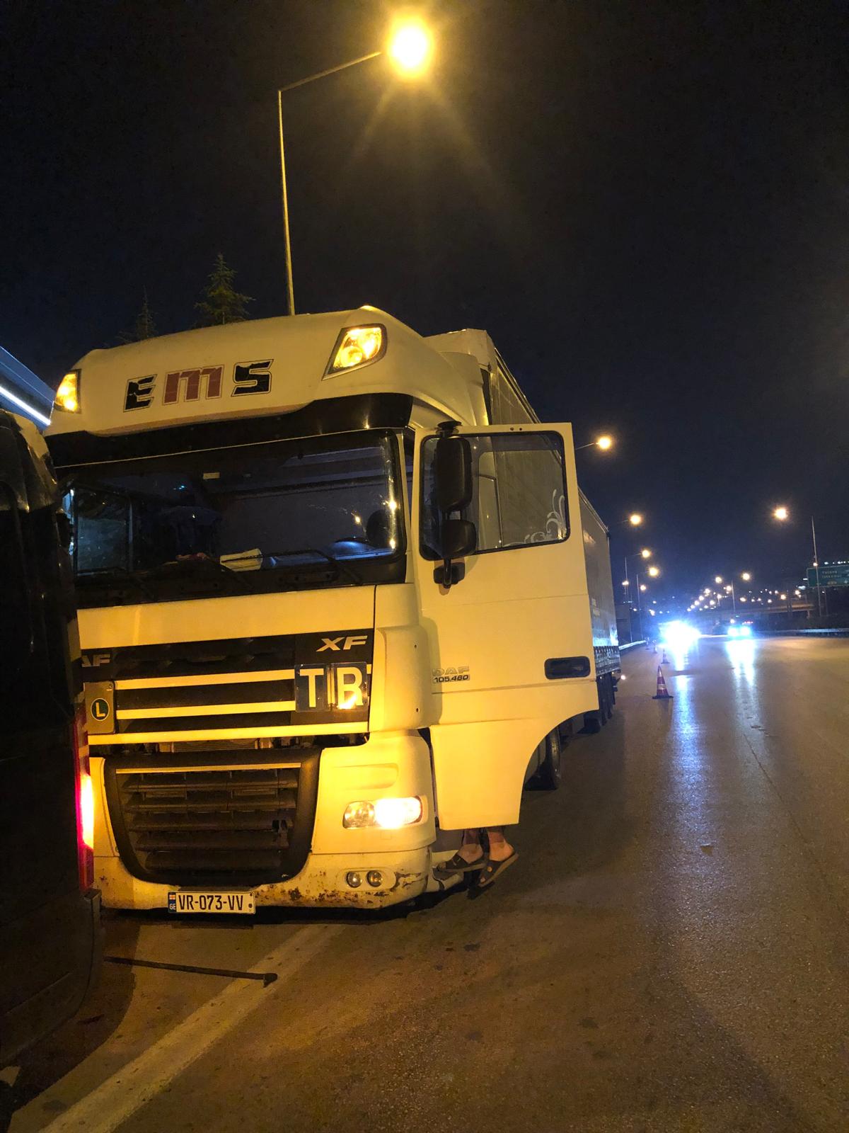 Tır Lastiği İçin Otoban Acil Destek